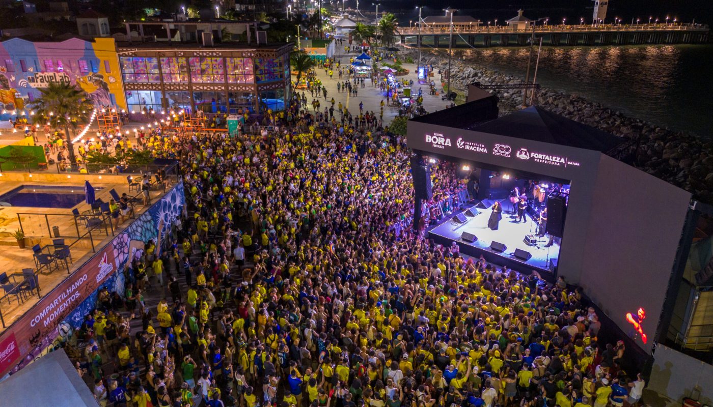 De 3 a 5 de julho, o primeiro fim de semana do Festival Bora movimentou a Praia de Iracema com shows, rodas de conversa e feiras criativas (Foto: Doug Souza)
